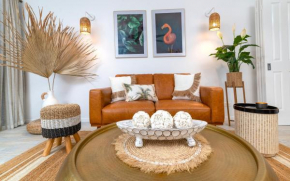BOHO Bliss In The Best Position In Town, King Bed, 2 Pools, Free WIFI And Undercover Parking